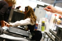 В украинских аэропортах будет запрещено провозить любые жидкости на борт самолета