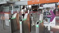 В аэропорту Варшавы контроль пассажиров отдали турникетам